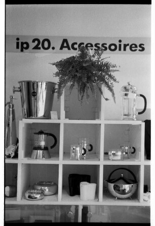 Inneneinrichtungen ip20: Hagener Allee: Verkaufsraum: Regal mit Accessoires