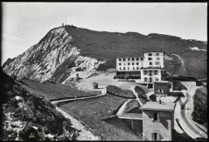 Blick auf den Endbahnhof der Eisenbahnlinie Glion-Les Rochers-de-Naye und das Grand Hôtel des Rochers-de-Naye