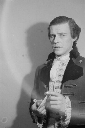 Szenenbilder aus dem Trauerspiel "Miss Sara Sampson" von Gotthold Ephraim Lessing im Theater am Schiffbauerdamm Berlin : Soloaufnahme von Max Eckard als Mellefont
