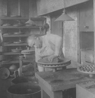 Aufkitten auf die Kittschale : Technikgeschichte | Technologie | Optische Industrie | Brillen | Emil Busch AG Rathenow