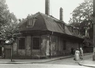 Wohnhaus auf dem Gelände des Diakonissenkrankenhauses der Diakonissenanstalt an der Ecke Bautzner Straße/ Wolfsgasse. Straßenansicht