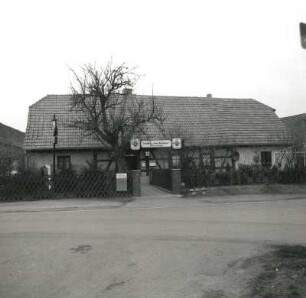 Bolschwitz, Dorfstraße 1. Gasthaus "Zum Birnbaum" (wohl 1701/1800). Eingangsfront