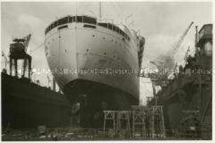 Das KDF-Schiff "Robert Ley" auf dem Trockendock im Hamburger Hafen