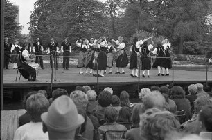 Gastspiel von Musiker- und Trachtengruppen aus Wimmis im Berner Oberland auf der Seebühne im Stadtgarten
