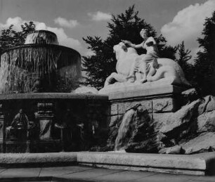 Wittelsbacher Brunnen : Wittelsbacher Brunnen (1890/1895; A. von Hildebrand). Allegorie der Segenskraft. München, Lenbachplatz