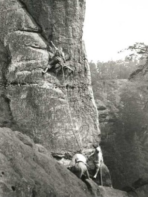 Sächsische Schweiz. Affensteine, Rohnspitze. Seilschaft Karlheinz Gonda in der Hangel des Süd-(Reiz) Weges. VIIc
