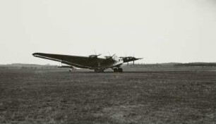 Junkers-Verkehrsflugzeug G 38 auf einem Flugplatz