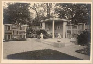 Fotoalbum: Ausstellungsgarten Jubiläums-Gartenbau-Ausstellung 1926, Dresden: Der kleine Hausgarten: Laube und Vasen