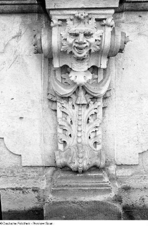 Konsole mit Maske