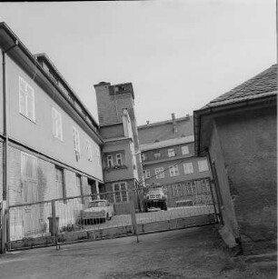 Treuen, Kreis Auerbach. Ernst-Thälmann-Platz (?). Stadthaus. (heute Walther-Rathenau-Platz 1/3, vor 1945 Bismarckstraße 1/3). Richtfest. 13.11.1927. Architekt Paul Julus Ludwig Beckert (1885.07.20 - 1949.02.15 Lichtenstein-Callnberg). Hofansicht mit Feuerwehr