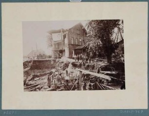 Der Einsturz eines Bergbauschachtes als Folge des Hochwassers vom 30./31. 7. 1897 unter der Fabrik und dem Wohnhaus von Petzold in Döhlen (Freital)