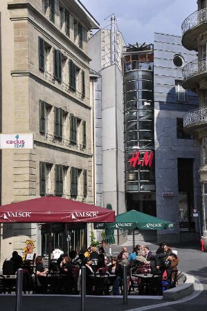 Lausanne - Straßencafè : Straßencafè in der Altstadt, aufgenommen in Lausanne am 18. Mai 2010