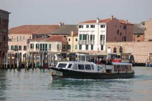 Vaporetto auf Murano : Vaporetto auf dem Hauptkanal der Glasbläserinsel Murano, aufgenommen 2007 in Venedig