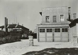 Wagenbauanstalt Kurt Krause, Sozialgebäude mit Garagen : Dresden-Striesen, Tittmannstraße 22. Wagenbauanstalt Kurt Krause. Sozialgebäude mit Garagen. Straßenansicht