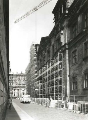 Dresden-Altstadt, Augustusstraße 2. Ständehaus (1901-1907; P. Wallot). Substanzsicherung / Wiederaufbau Dach. Gerüstaufbau am Südflügel. Blick nach Nordwest in die Augustusstraße