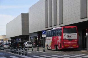 Girona - Airport Costa Brava : Vorfahrt am Terminal, aufgenommen am 15. April 2012 am Airport Girona Costa Brava