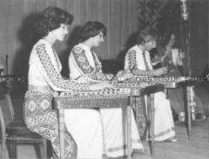 Exkursion der DSF in die Sowjetunion: Zither spielende Frauen in traditioneller Tracht