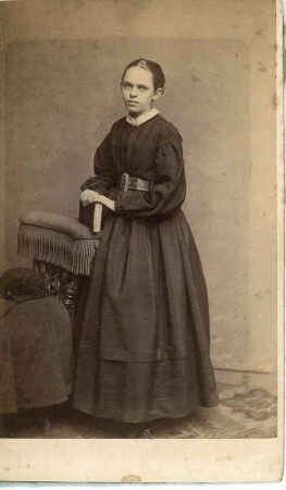 Ganzkörperfotografie einer jungen Frau