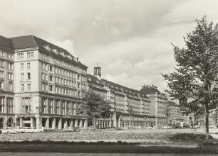Wohn- und Geschäftshaus : Ansicht mit Wohn- und Geschäftshäusern und "Café Prag"