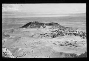 Polsterflur, Berg und Siedlung in der Pampa zwischen Oruro und Challacollo