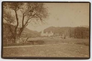 Dresden-Hosterwitz. Blick gegen Keppschloß und Elbhänge. Fotografie von Hermann Krone (Kabinett: vorderseitig mit schwarzem Papier kaschierter Karton, vergoldete Schnittkante, Prägestempel)