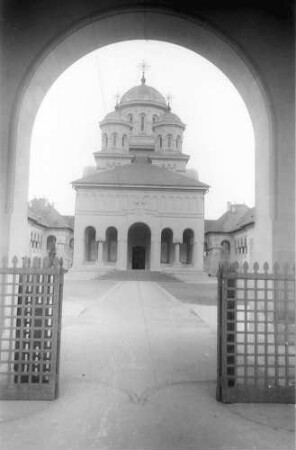 keine Beschreibung [Alba Iulia, Karlsburg: Durchblick auf die Krönungskirche, durch Tor]