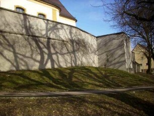 Ansicht von Südwesten mit Kirchhofmauer über Südflanke sowie Basis des Süd-Flankierungsturmes-Wehrgang und Turmobergeschosse im 18 Jh abgetragen