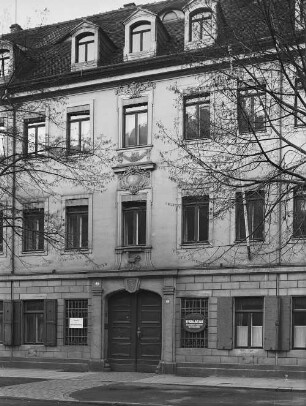 Dresden-Neustadt, Königstraße 1. Wohnhaus, ehemaliges Haus "Der Strauß" (bezeichnet 1734). Straßenansicht (Teilansicht)