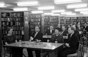Freiburg: Amerikahaus; Ehrenurkunden für Prof. Dr. Büchner und Prof. Dr. Westphal, Gäste in der Bibliothek