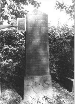 Grabstein 601 (Index: 100111421) Material: Granit Zustand: gut Maße HxBxT: 190x48x23 cm Beschreibung: Obelisk, Sockel, rustica: Grabstein 601