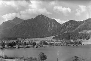 Fischhausen am Schliersee mit Brecherspitz : Fischhausen-Schliersee. Blick über den Schliersee mit Brecherspitze (1683 m)