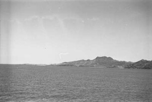 Vor der Küste von Aden : Blick vom Meer auf die Küste von Aden