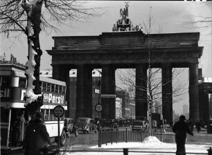 Berlin: Brandenburger Tor; groß; links Autobus