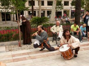 Aufführung eines Straßentheaters auf der Plaza Nueva