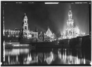 Dresden. Brühlsche Terrasse, Schloss, Hofkirche Nacht