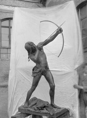 Standbild eines nordamerikanischen Indianers mit Bogen
