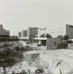 Blick über die Baustelle des Kaufhauses Wöhrl gegen Rundkino, Hotels und Kaufhaus