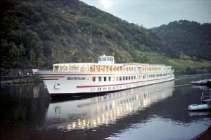 Winningen: MS Deutschland auf der Mosel bei Winningen