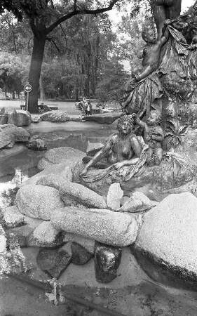 Versetzung der Nymphengruppe innerhalb des Nymphengartens.