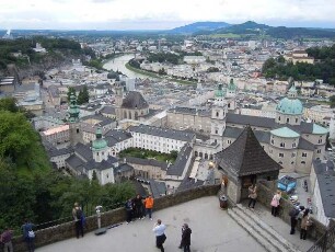 Salzburg - Stadtübersicht : Besucher stehen auf der Terrasse der Festung. Aufgenommen in Salzburg am 22. Juli 2011
