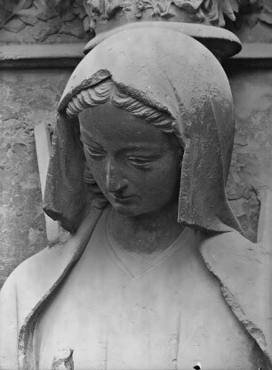 Nördliches Westportal — Südliches Gewände — Eutropia (3. Figur)