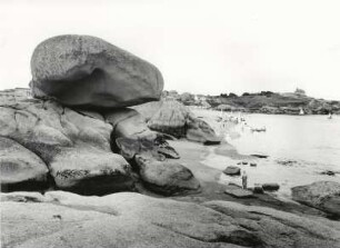 Riesige Steine an der Küste der Bretagne