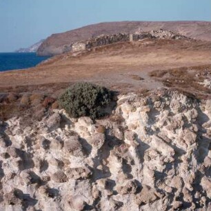 Milos, Phylakopi. Über den vulkanischen Tuffen der Hügel mit der spätbronzezeitlichen Festungsmauer. K2