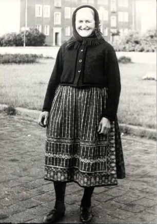 Tracht aus Hoyerswerda : Kleidung - Hoyerswerdaer Tracht. Ort: Wojerecy / Hoyerswerda. Hana Tillich (geboren 1912 in Spohla).