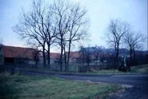 Dorfrand mit Grünland, Zäunen, Kran