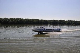 Ungarisches Donauufer bei Budapest mit Tragflügelschiff : Das ungarische Donauufer zwischen Esztergom und Budapest, fotografiert am 13. Juni 2011 von Bord eines stromabwärts fahrenden Donauschiffes aufgenommen