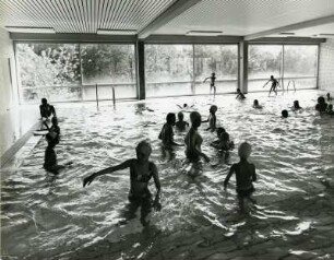 Hamburg-Ohlsdorf. Schwimmhalle. Hier lernen Kinder schwimmen