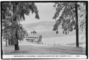 Oberwiesenthal. Chemnitzer Skihütte mit dem Keilberg 1244 Meter