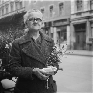 Berlin-Kreuzberg, Naunynstraße. Alte Frau mit Frühlingsblumen