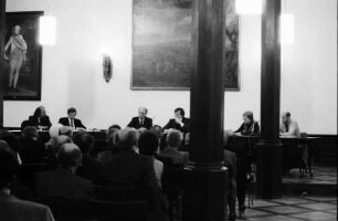 Freiburg: Kaufhaussaal, Podiumsdiskussion, gesamt, Kunibertas Dobrovolskis; Prof. Dr. Helmut Büsse, Liturgiewissenschaft; Alfons Ruf, Dekan; Udo Hildenbrand, Diözesanpräses; Brigitte Fröhlich; Michael Maier, Pfarrgemeinderat